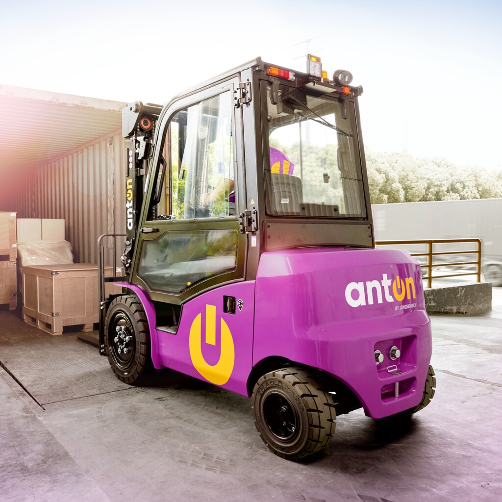 AntOn by Jungheinrich electric forklift truck cbh 3.0 with three-stage telescopic mast, lift height 4,800 mm, load capacity 3,000 kg, Comfort weather protection cabin, incl. external charger 80 V, 60 A, CEE, 4-pin Product image no. 9: AntOn by Jungheinrich electric forklift truck cbh 3.0 with three-stage telescopic mast, lift height 4,800 mm, load capacity 3,000 kg, Comfort weather protection cabin, incl. external charger 80 V, 60 A, CEE, 4-pin