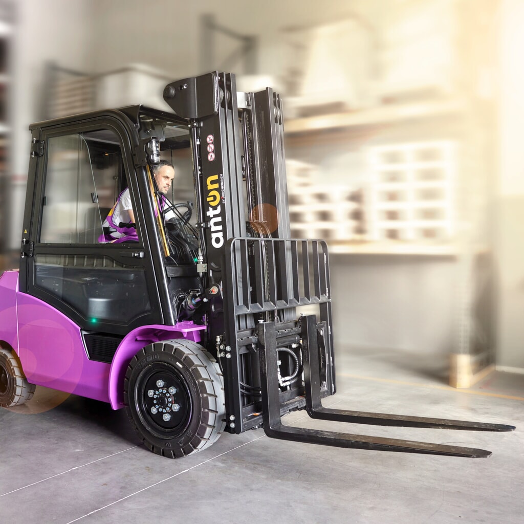 AntOn by Jungheinrich electric forklift truck cbh 3.0 with three-stage telescopic mast, lift height 4,800 mm, load capacity 3,000 kg, Comfort weather protection cabin, incl. external charger 80 V, 60 A, CEE, 4-pin Product image no. 10: AntOn by Jungheinrich electric forklift truck cbh 3.0 with three-stage telescopic mast, lift height 4,800 mm, load capacity 3,000 kg, Comfort weather protection cabin, incl. external charger 80 V, 60 A, CEE, 4-pin
