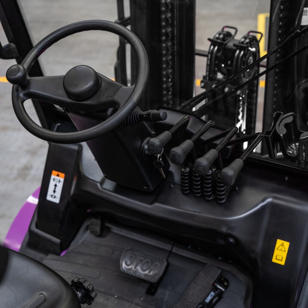 AntOn by Jungheinrich electric forklift truck cbh 3.0 with three-stage telescopic mast, lift height 4,800 mm, load capacity 3,000 kg, Comfort weather protection cabin, incl. external charger 80 V, 60 A, CEE, 4-pin Product image no. 11: AntOn by Jungheinrich electric forklift truck cbh 3.0 with three-stage telescopic mast, lift height 4,800 mm, load capacity 3,000 kg, Comfort weather protection cabin, incl. external charger 80 V, 60 A, CEE, 4-pin