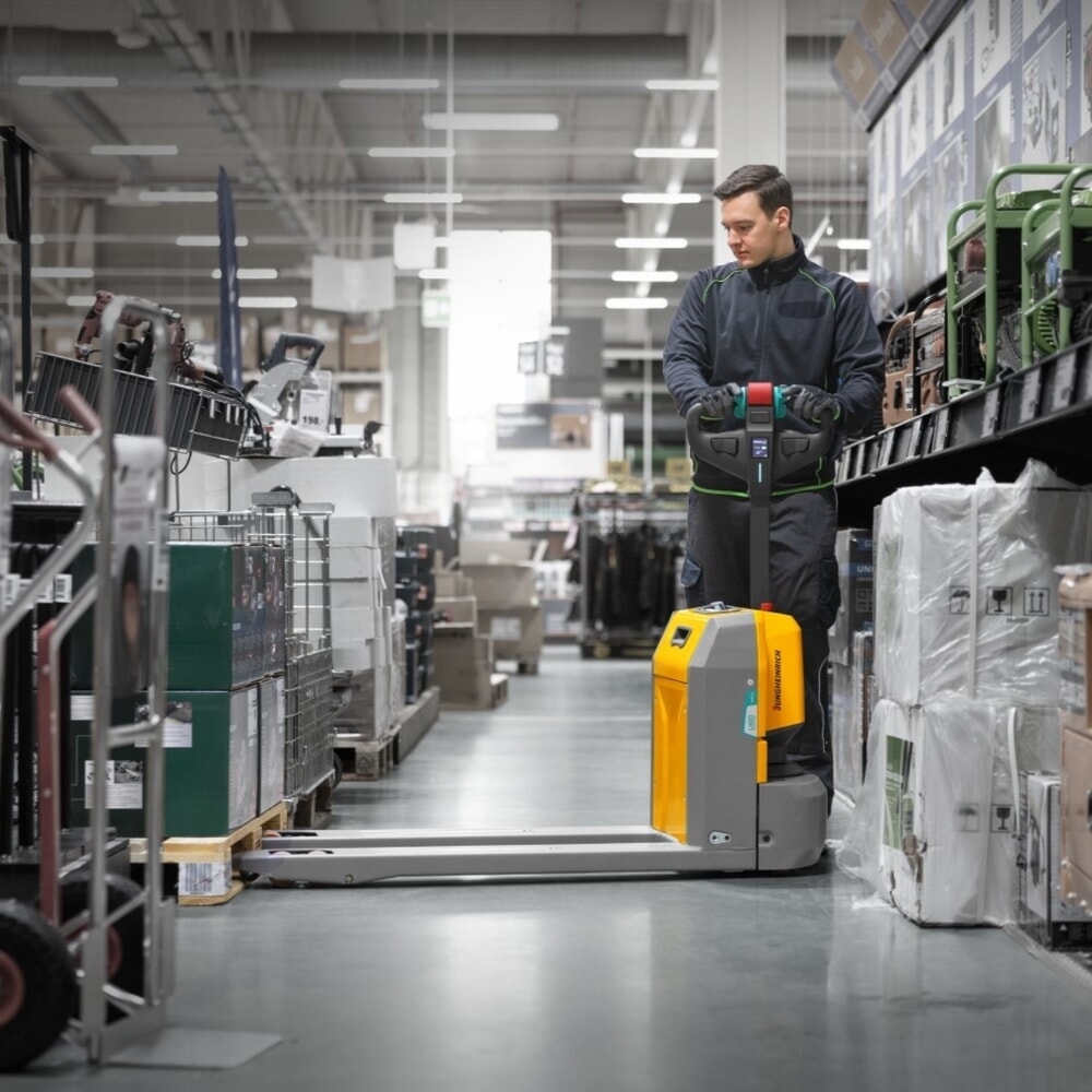 Jungheinrich AME 18 electric pallet truck, load capacity 1,800 kg, fork length 1,150 mm, special fork width 670 mm, tandem rollers Product image no. 7: Jungheinrich AME 18 electric pallet truck, load capacity 1,800 kg, fork length 1,150 mm, special fork width 670 mm, tandem rollers