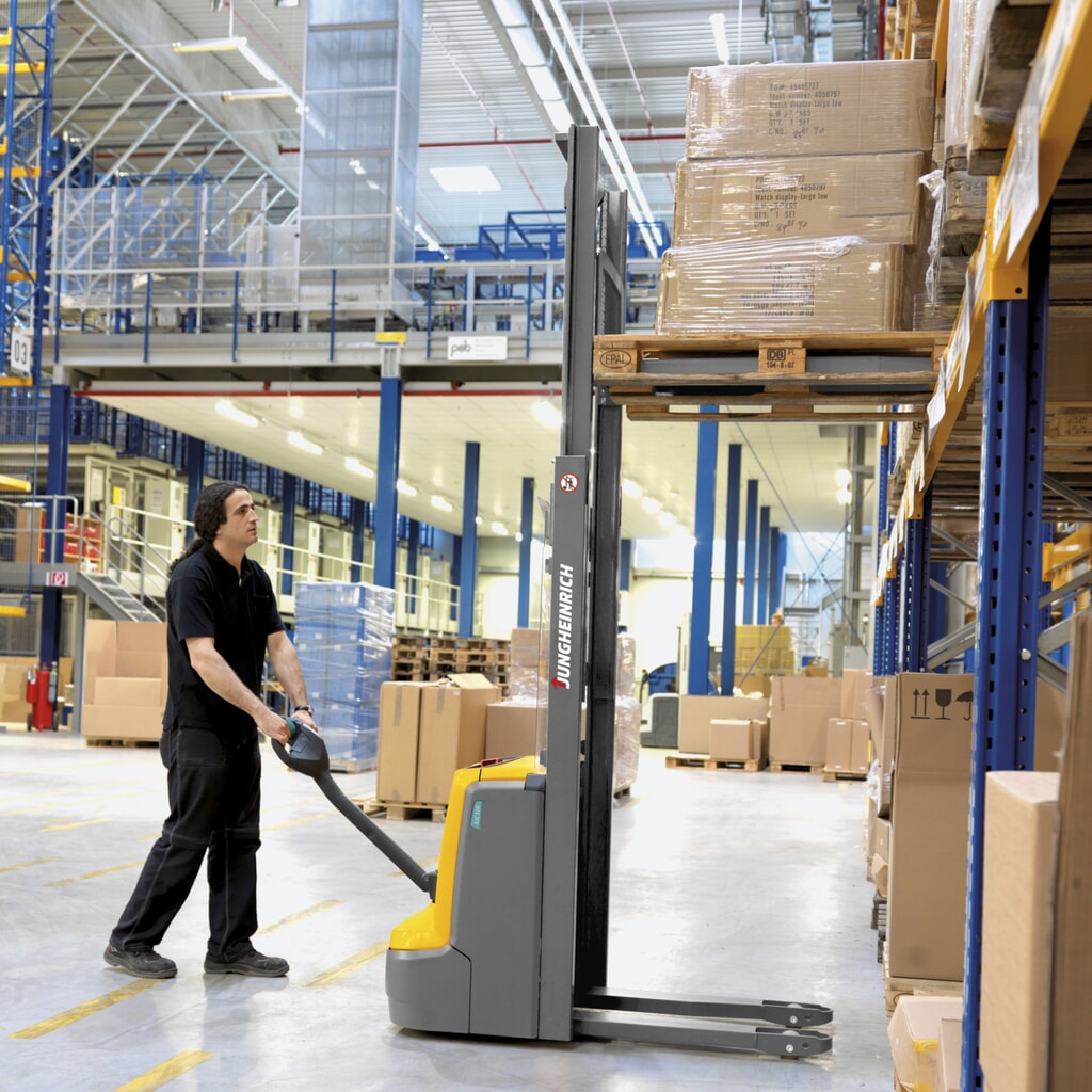 Jungheinrich EJC 110/ZT electric high-lift stacker truck, two-stage telescopic mast, lift height 3,690 mm, load capacity 1,000 kg, proportional hydraulics, Aquamatic Product image no. 7: Jungheinrich EJC 110/ZT electric high-lift stacker truck, two-stage telescopic mast, lift height 3,690 mm, load capacity 1,000 kg, proportional hydraulics, Aquamatic