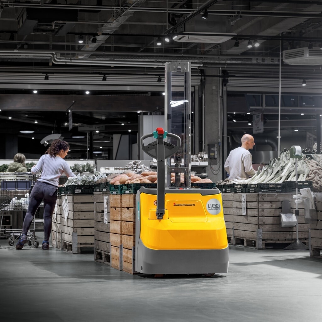 Jungheinrich EJC 110i E electric high-lift stacker truck, single mast, lift height 1,290 mm, load capacity 1000 kg, proportional hydraulics Product image no. 3: Jungheinrich EJC 110i E electric high-lift stacker truck, single mast, lift height 1,290 mm, load capacity 1000 kg, proportional hydraulics