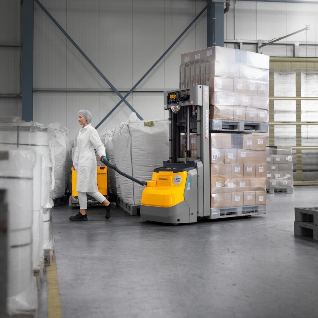 Jungheinrich EJC 110zi ZT electric high-lift stacker truck, two-stage telescopic mast, lift height 2,990 mm, load capacity 1,000 kg, proportional hydraulics, double-deck function Product image no. 5: Jungheinrich EJC 110zi ZT electric high-lift stacker truck, two-stage telescopic mast, lift height 2,990 mm, load capacity 1,000 kg, proportional hydraulics, double-deck function