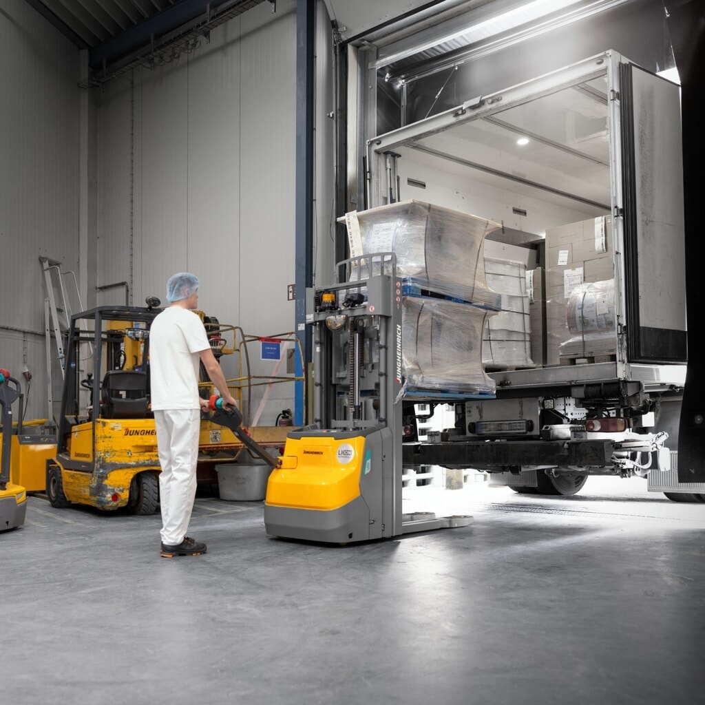 Jungheinrich EJC 112zi DZ electric high-lift stacker truck, three-stage telescopic mast, lift height 4,180 mm, load capacity 1,200 kg, proportional hydraulics, double-deck function Product image no. 6: Jungheinrich EJC 112zi DZ electric high-lift stacker truck, three-stage telescopic mast, lift height 4,180 mm, load capacity 1,200 kg, proportional hydraulics, double-deck function