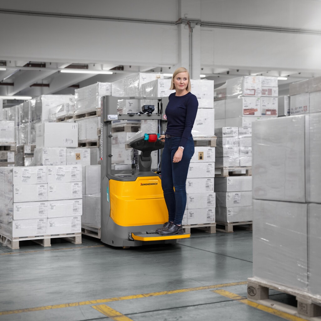 Product image no. 13: Jungheinrich electric high-lift stacker truck ERC 110i DZ with platform, three-stage telescopic mast, lift height 4,300 mm, load capacity 1,000 kg, proportional hydraulics