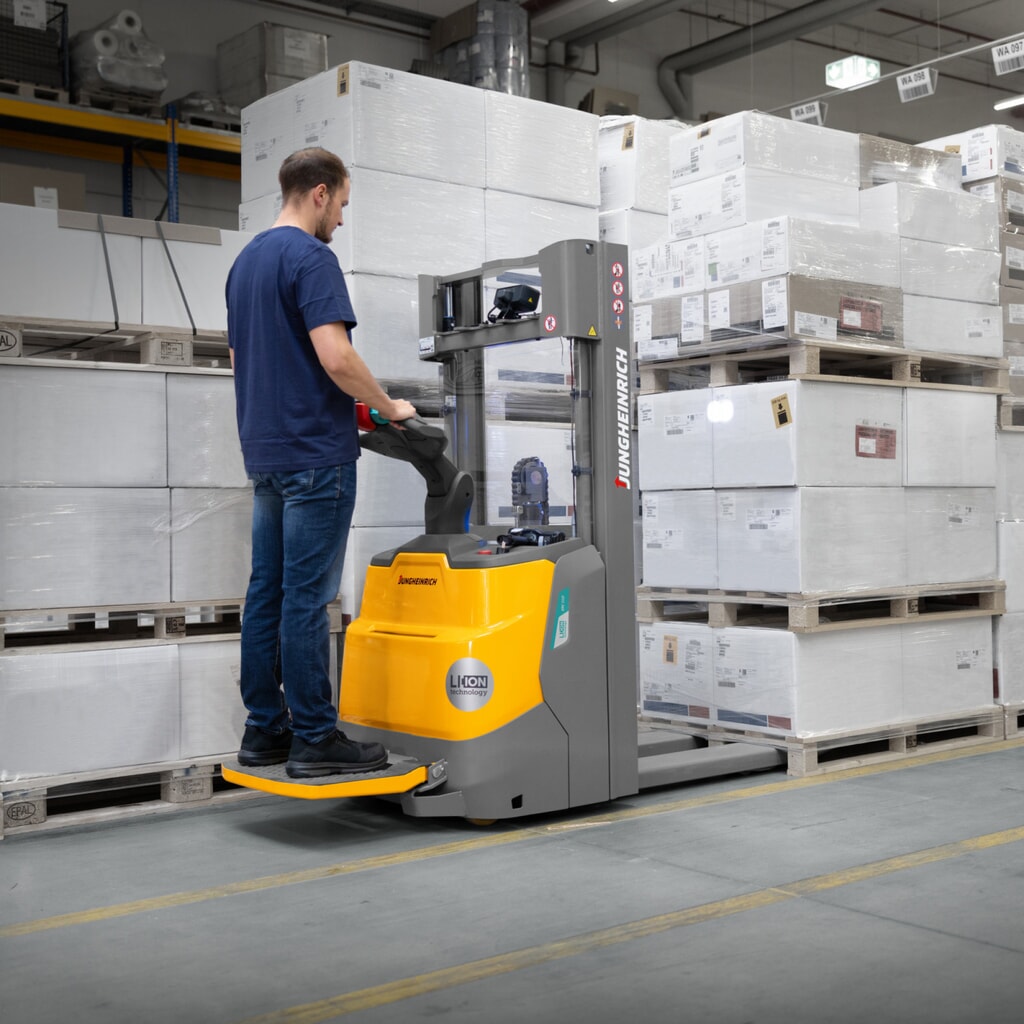 Product image no. 16: Jungheinrich electric high-lift stacker truck ERC 110i DZ with platform, three-stage telescopic mast, lift height 4,300 mm, load capacity 1,000 kg, proportional hydraulics