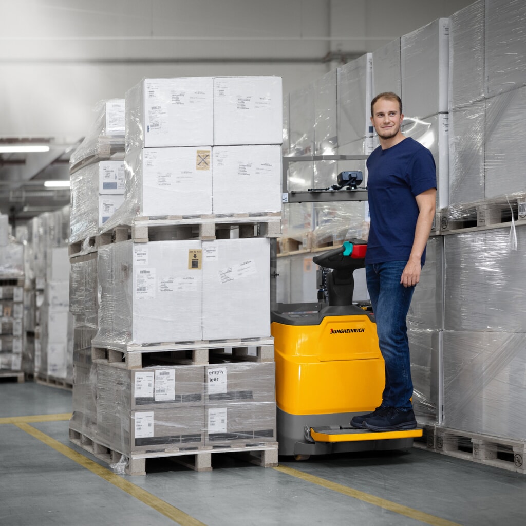 Jungheinrich electric high-lift stacker truck ERC 110i DZ with platform, three-stage telescopic mast, lift height 4,300 mm, load capacity 1,000 kg, proportional hydraulics Product image no. 17: Jungheinrich electric high-lift stacker truck ERC 110i DZ with platform, three-stage telescopic mast, lift height 4,300 mm, load capacity 1,000 kg, proportional hydraulics
