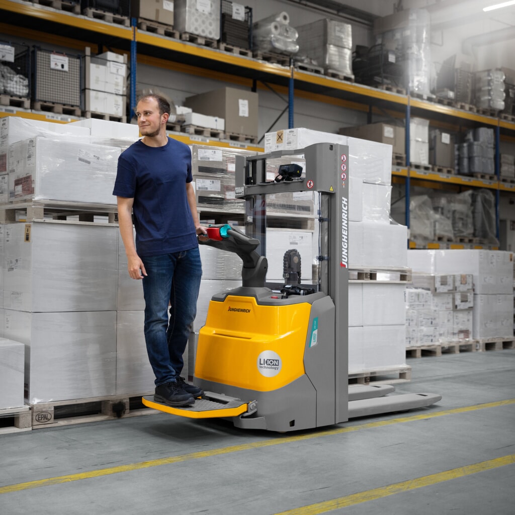 Jungheinrich electric high-lift stacker truck ERC 110i DZ with platform, three-stage telescopic mast, lift height 4,300 mm, load capacity 1,000 kg, proportional hydraulics Product image no. 18: Jungheinrich electric high-lift stacker truck ERC 110i DZ with platform, three-stage telescopic mast, lift height 4,300 mm, load capacity 1,000 kg, proportional hydraulics
