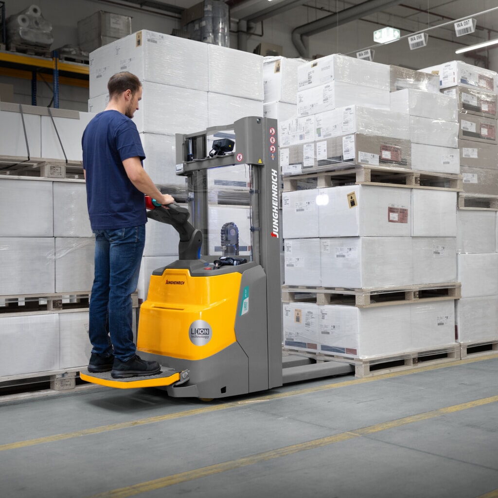 Jungheinrich electric high-lift stacker truck ERC 112zi DZ with platform, three-stage telescopic mast, lift height 4,300 mm, load capacity 1,200 kg, proportional hydraulics Product image no. 11: Jungheinrich electric high-lift stacker truck ERC 112zi DZ with platform, three-stage telescopic mast, lift height 4,300 mm, load capacity 1,200 kg, proportional hydraulics