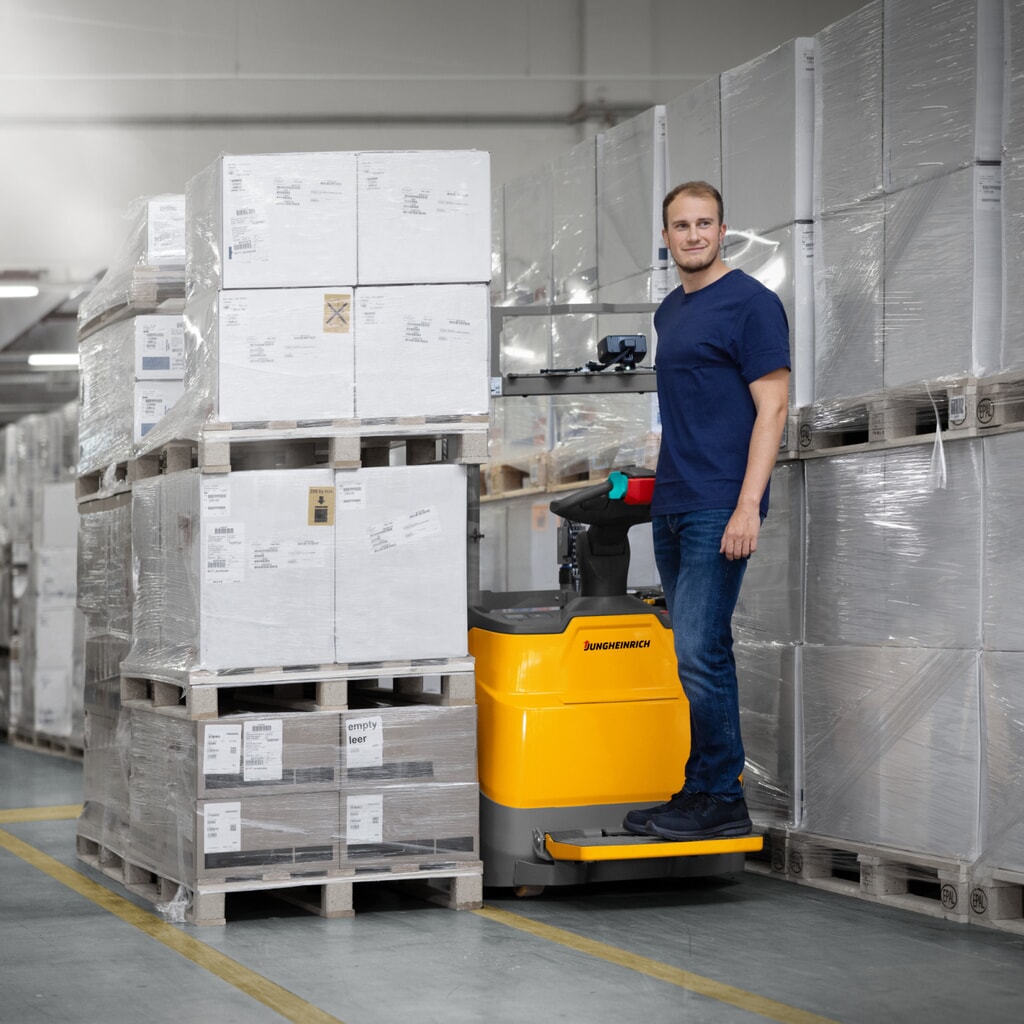 Jungheinrich electric high-lift stacker truck ERC 112zi DZ with platform, three-stage telescopic mast, lift height 4,300 mm, load capacity 1,200 kg, proportional hydraulics Product image no. 12: Jungheinrich electric high-lift stacker truck ERC 112zi DZ with platform, three-stage telescopic mast, lift height 4,300 mm, load capacity 1,200 kg, proportional hydraulics