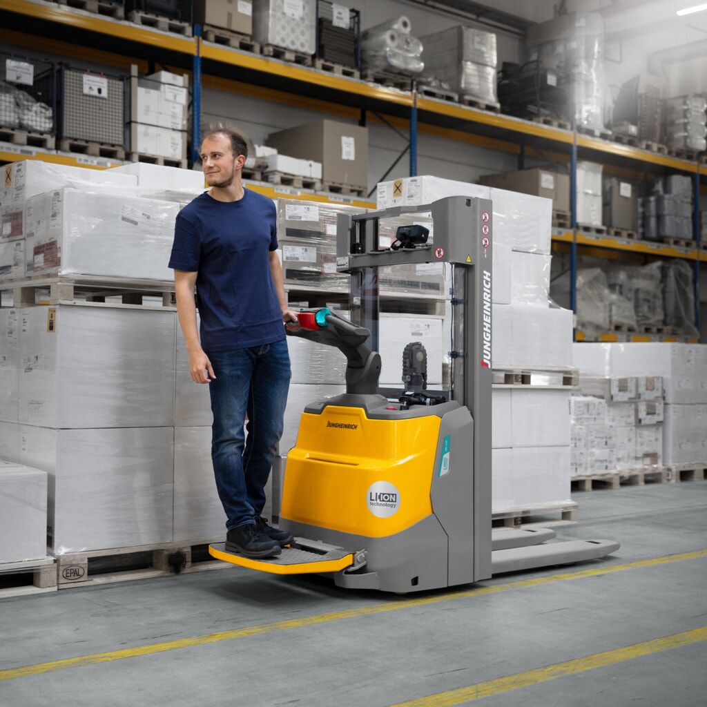 Product image no. 13: Jungheinrich electric high-lift stacker truck ERC 112zi DZ with platform, three-stage telescopic mast, lift height 4,300 mm, load capacity 1,200 kg, proportional hydraulics