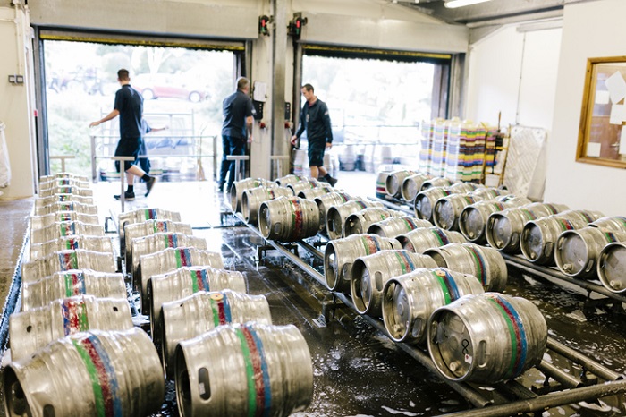 Mitarbeiter einer Brauerei verladen Bier