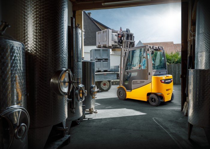 Ein Gabelstapler belädt einen LKW vor einer Brauerei