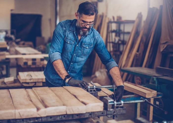 Mann arbeitet im Handwerk