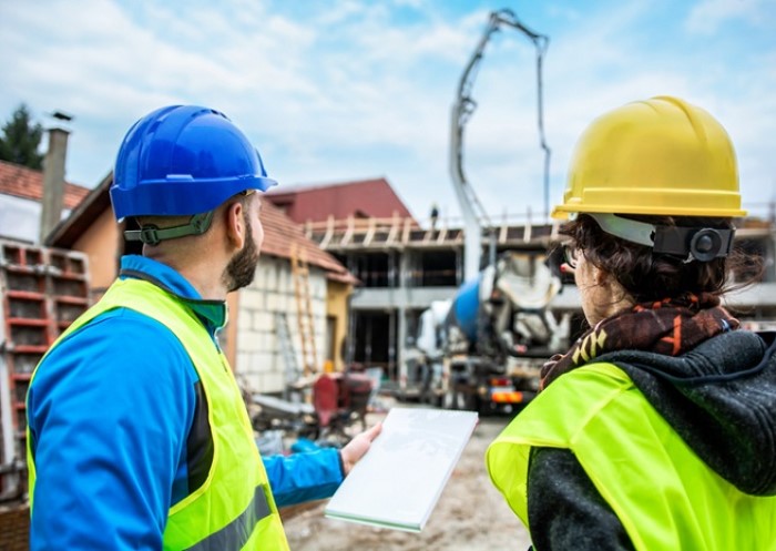 Gefährdungsbeurteilung Baustelle: Zwei Menschen beurteilen Baustelle